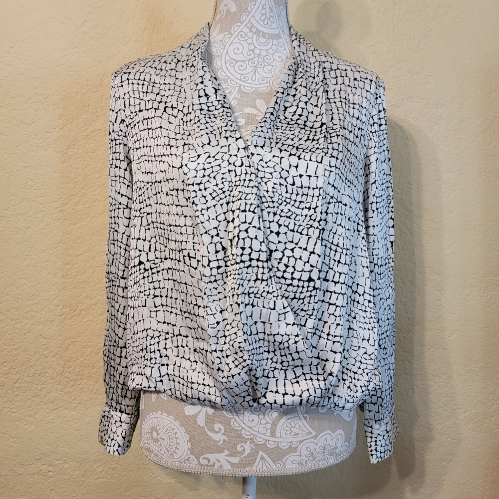 APT. 9 Women's Black And White Long Sleeve Surplice Blouse Sz Medium Petite